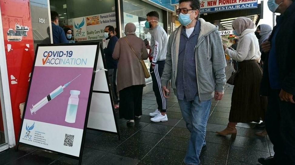 Sydney residents queue outside a pharmacy for a Covid-19 vaccination. Prime Minister Scott Morrison said Australia will reopen its borders and end lockdowns when 80% of the population is fully vaccinated - Avaz