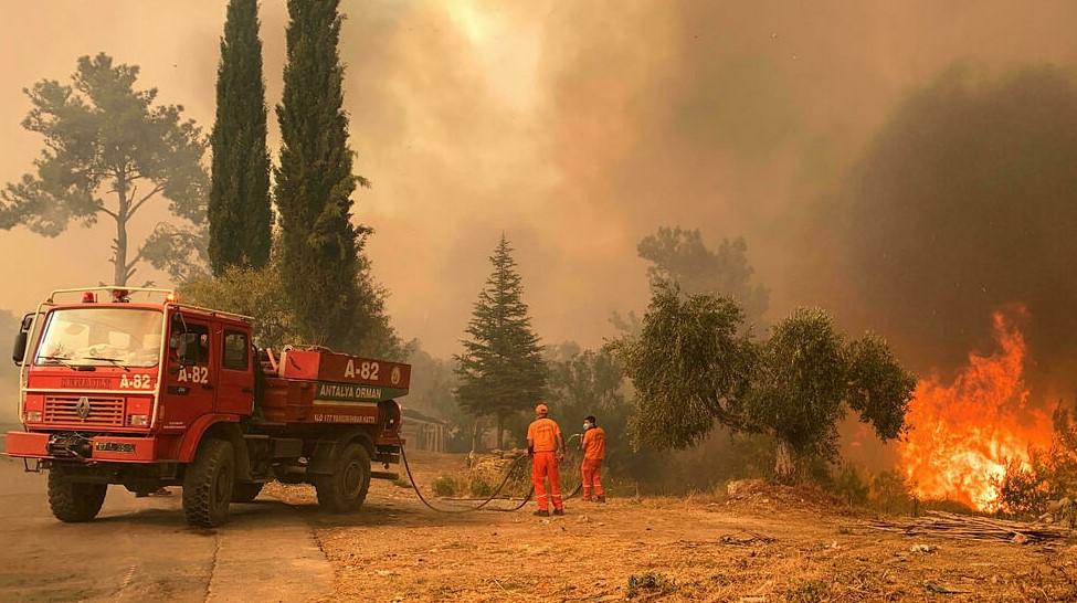 The soaring flames turned summer skies dark orange over five-star hotels and villages dotting rolling hills that have been parched by another dry summer - Avaz