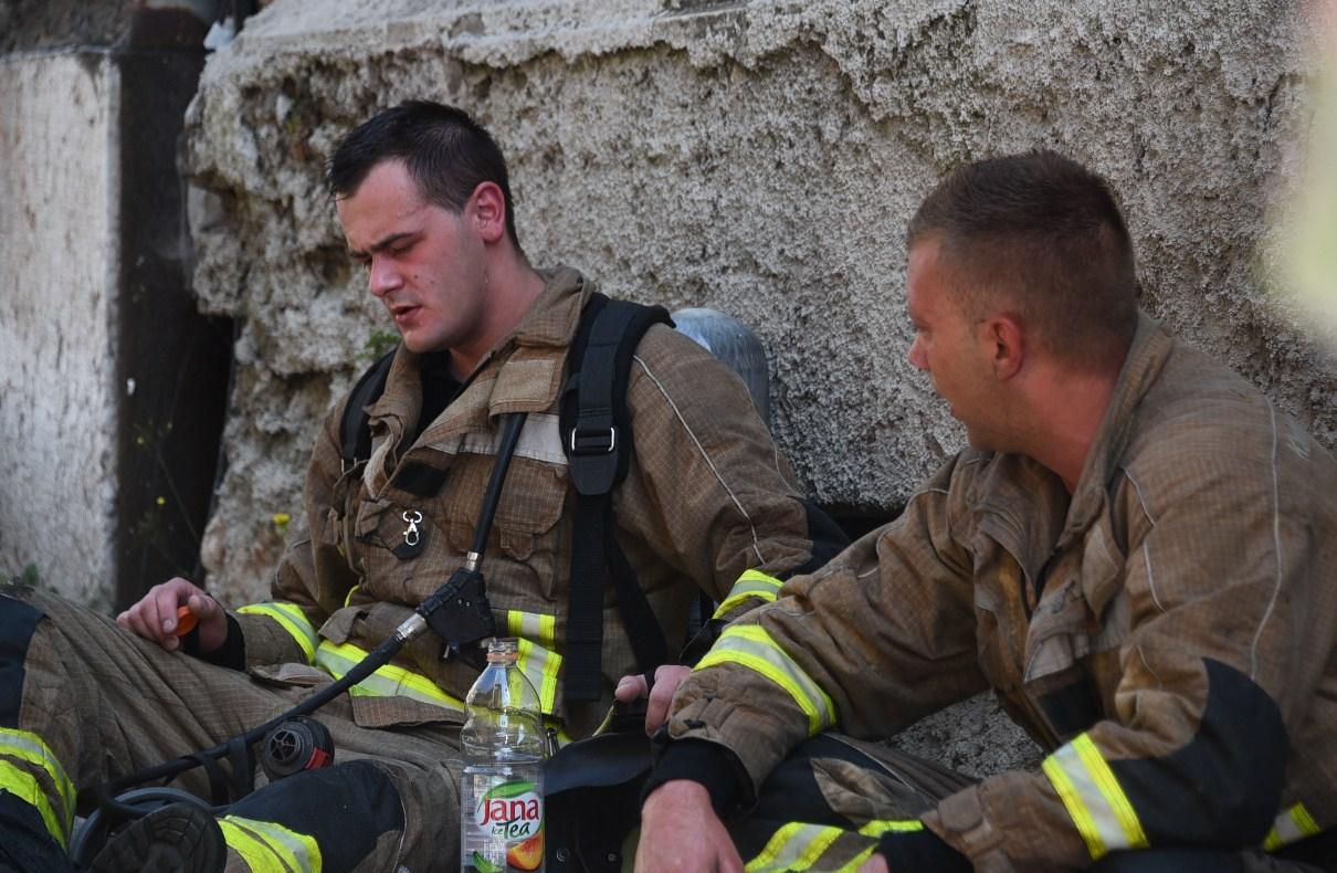 Slika govori više od hiljadu riječi: Izmoreni vatrogasci nakon požara u Sarajevu