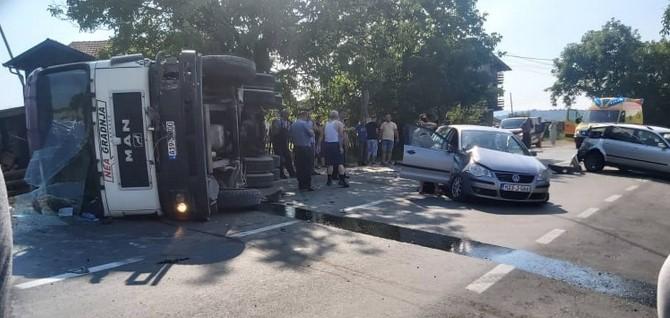 Kamion se prevrnuo nakon sudara s dva automobila, dvije osobe povrijeđene