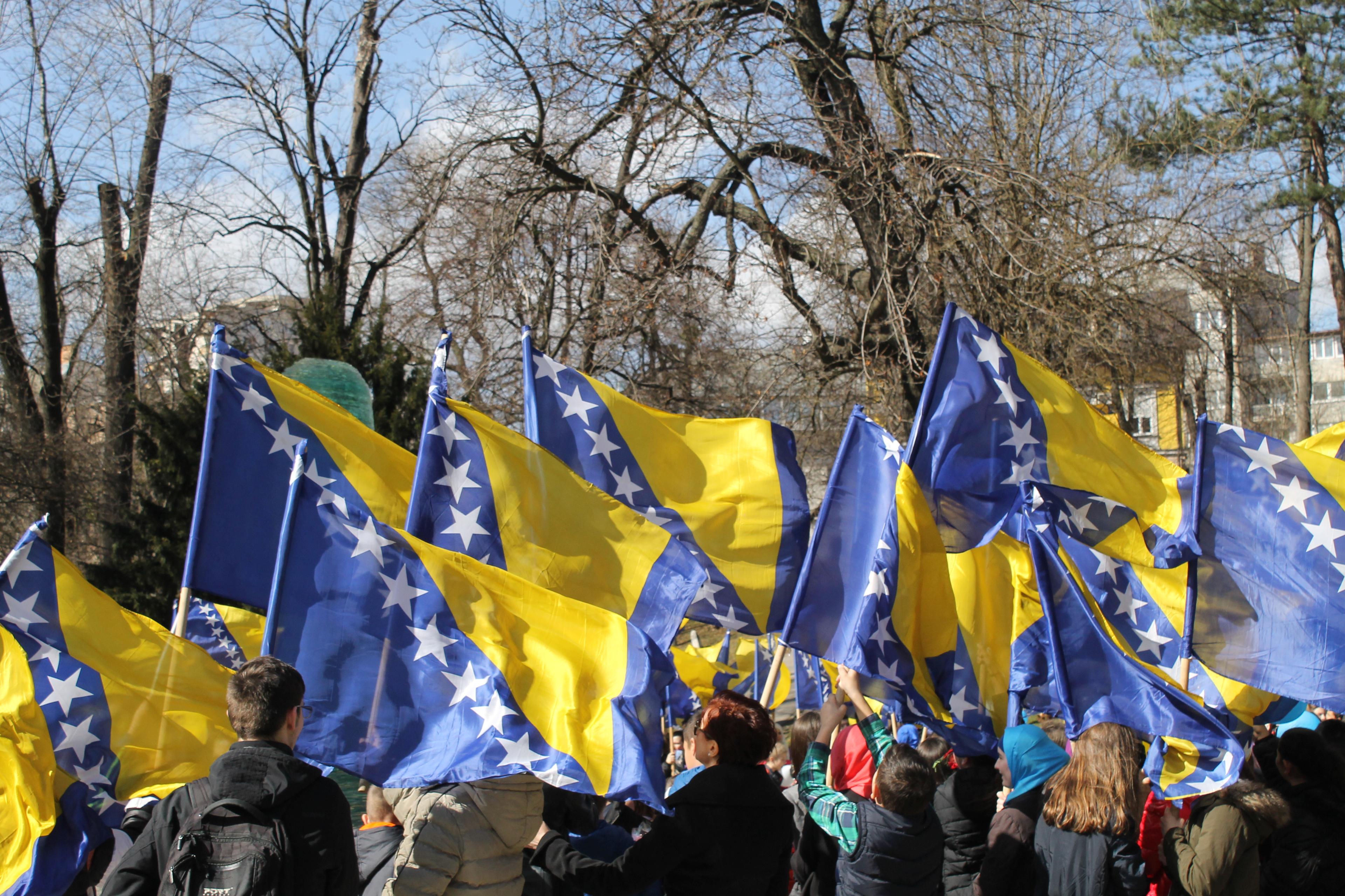 3. februara 1998.  Vestendorp je nametnuo  novu zastavu BiH - Avaz