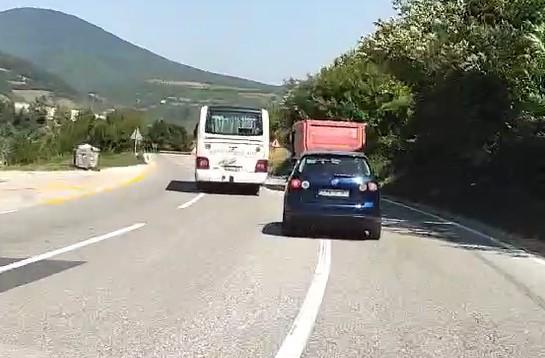 Trenutak kada autobus pretiče kamion - Avaz