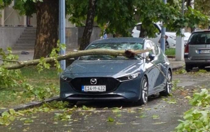 Oluja u Krajini: Vjetar čupao stabla i skidao krovove