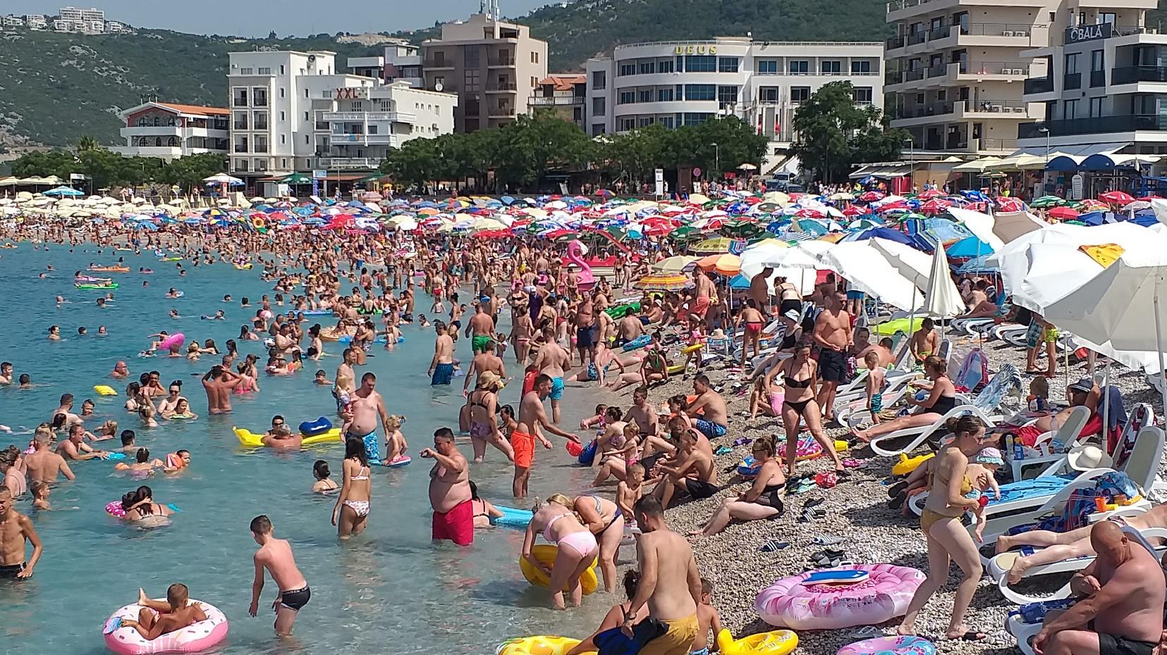 Prepuna plaža u Dobroj Vodi - Avaz