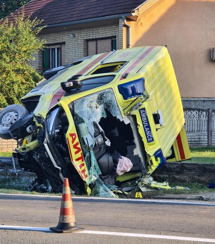 Vozilo Hitne pomoći je sletjelo s ceste i prevrnulo se - Avaz