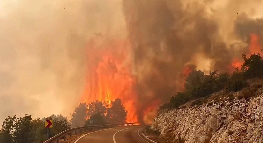 Dramatični snimci s juga Hrvatske: Jak vjetar rasplamsao požar