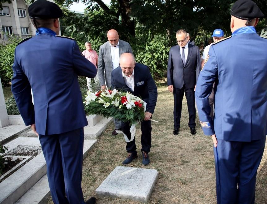 Učesnici defilea najprije su se zaustavili kod harema Alipašine džamije - Avaz