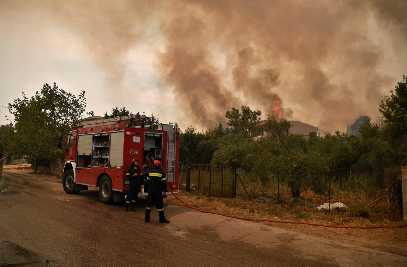 Grčka se bori sa smrtonosnim požarima u blizini Atine i na otoku Evia