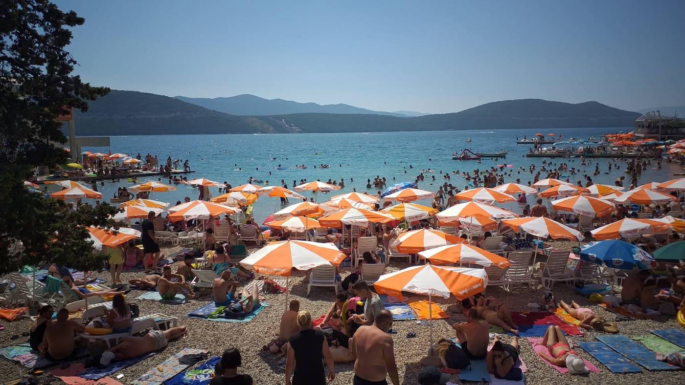 U Neumu kao u košnici: Plaže prepune turista, ali i domaćih gostiju