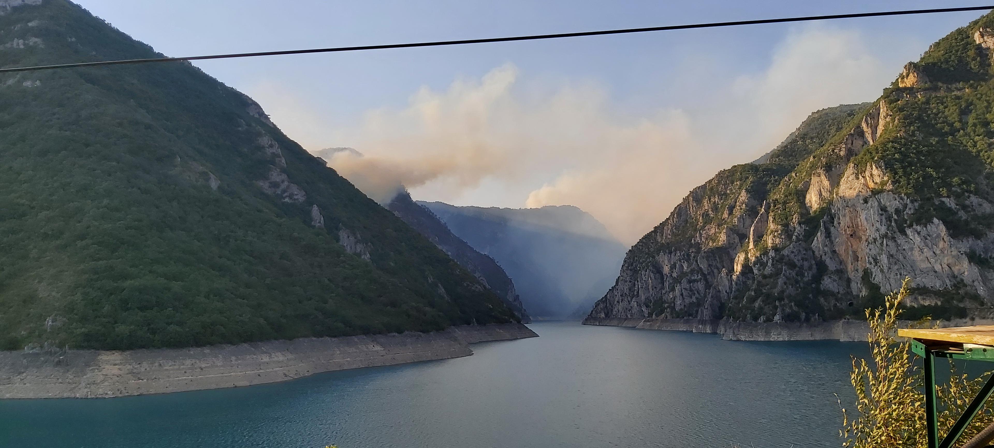 Već nekoliko dana vatra se širi brdom iznad Plužina - Avaz