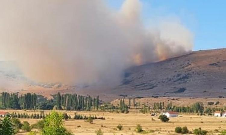 Požar iznad Mandinog Sela kod Tomislavgrada prijeti visokoj šumi