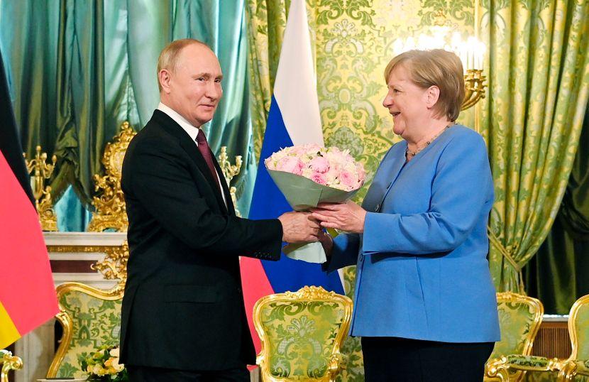 Putin je Merkel tokom sastanka poklonio cvijeće. Prije tri godine učinio je isto, a njemački mediji su to smatrali uvredom