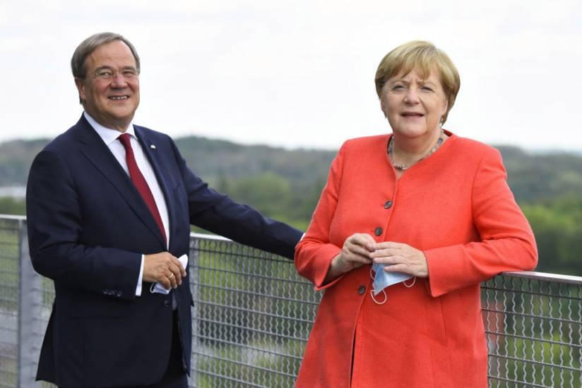 Armin Lašet i Angela Merkel - Avaz