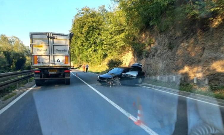 Saobraćajna nesreća kod Nemile: Sudar automobila i kamiona