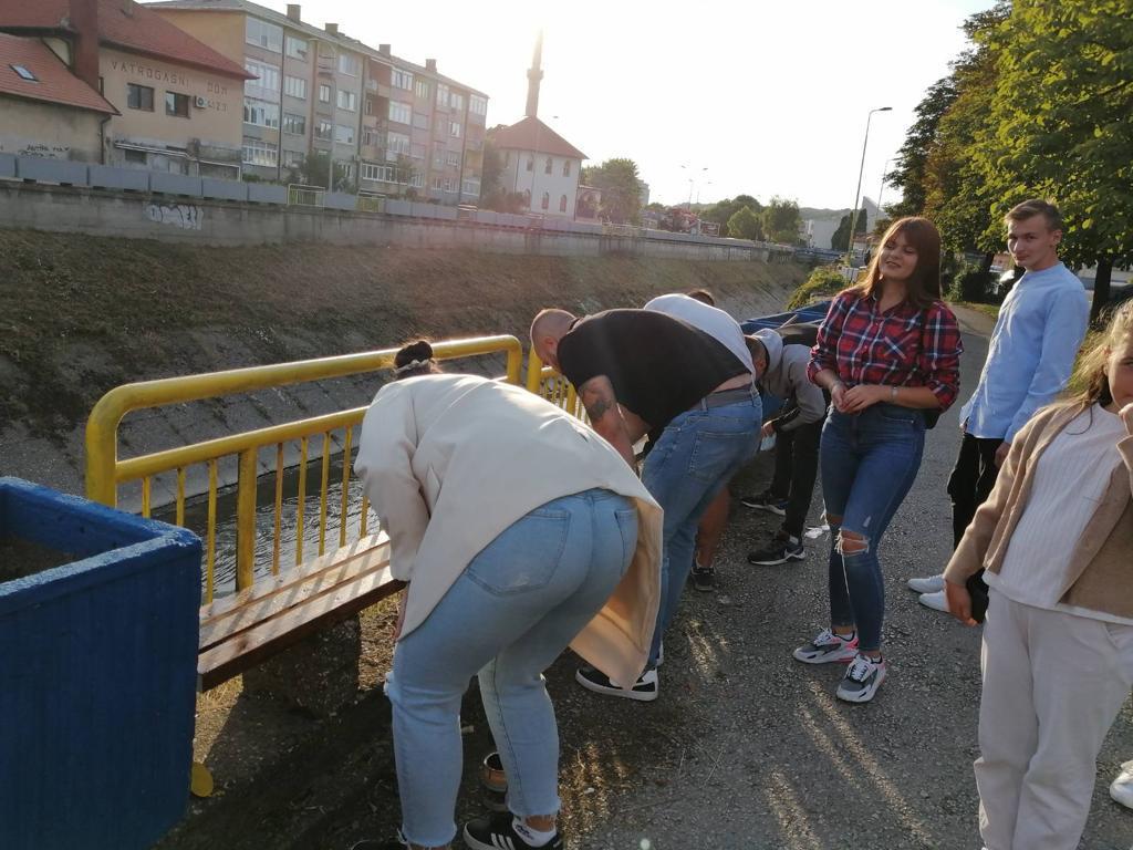 Očupali travu, pokupili smeće, ofarbali klupe... - Avaz