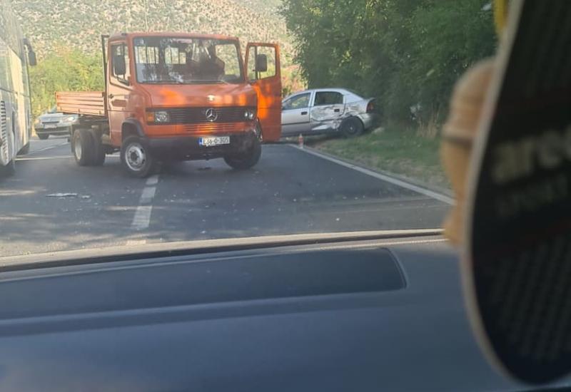 U Zaliku se sudarili kamion i Opel, saobraćaj otežan