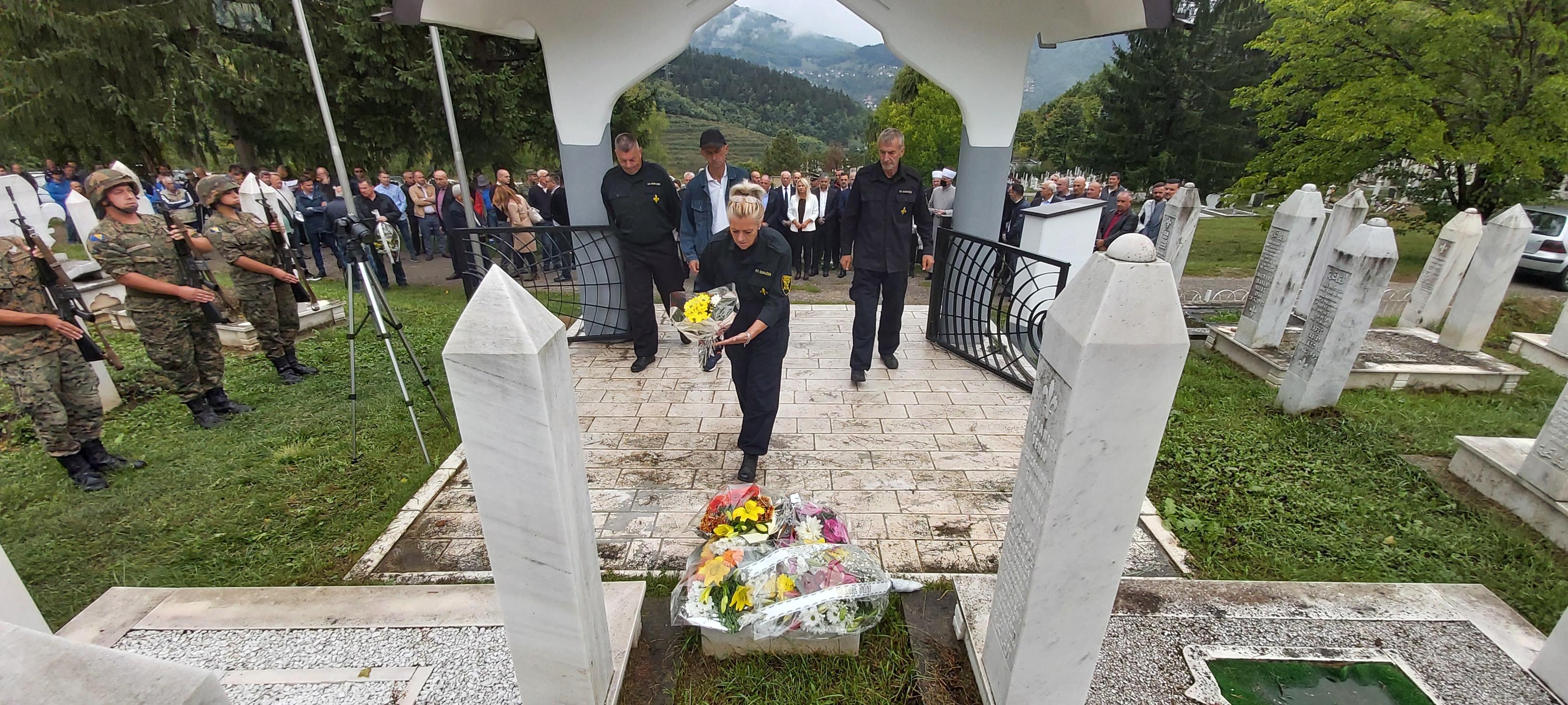 Položeno cvijeće na mezarju Kolijevke - Avaz