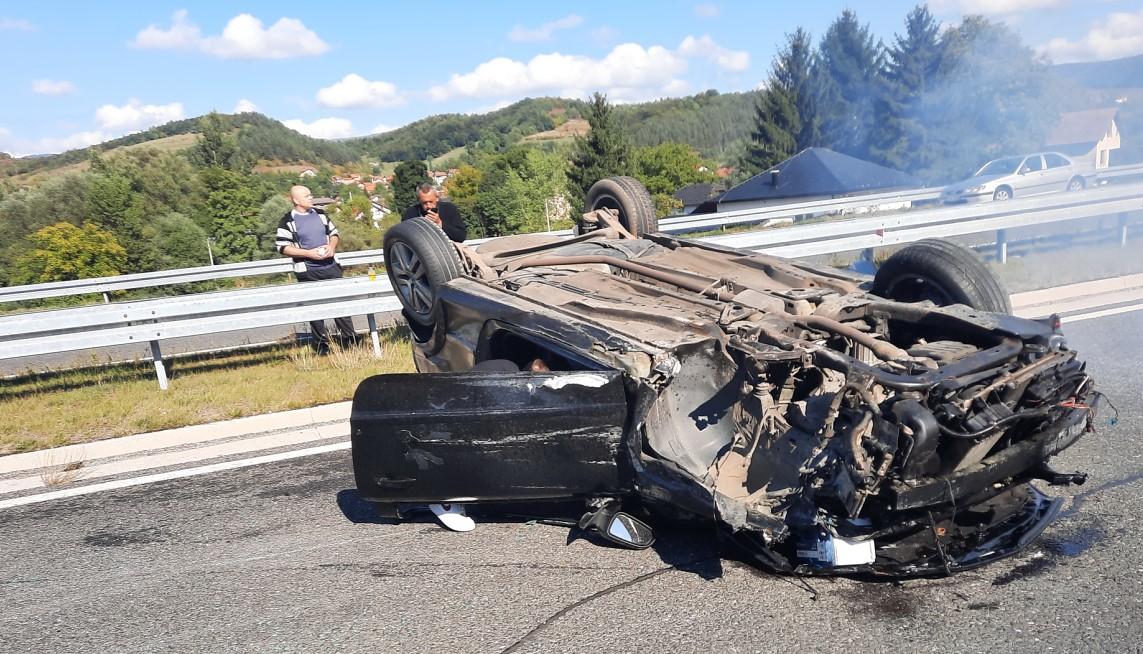 Vozilo od siline udara završilo na krovu - Avaz