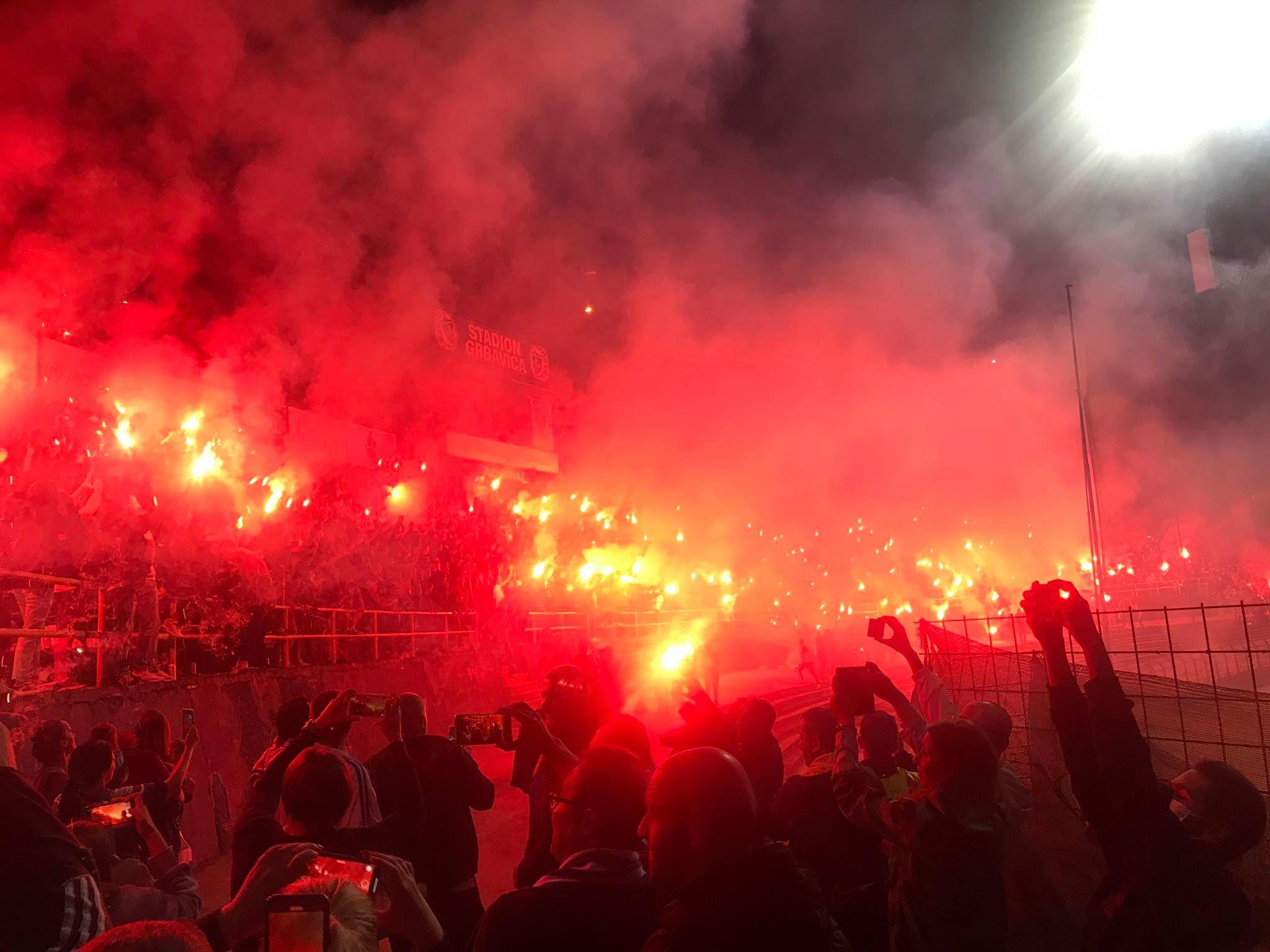 "Manijaci" spektakl preselili na stadion: Pogledajte navijanje sa Grbavice