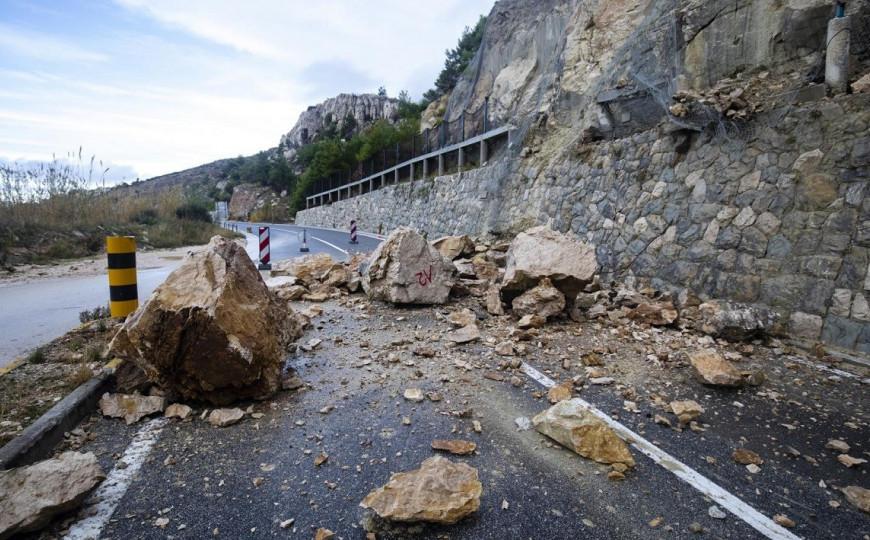 Zbog brojnih odrona otežan saobraćaj kroz Šćepan Polje