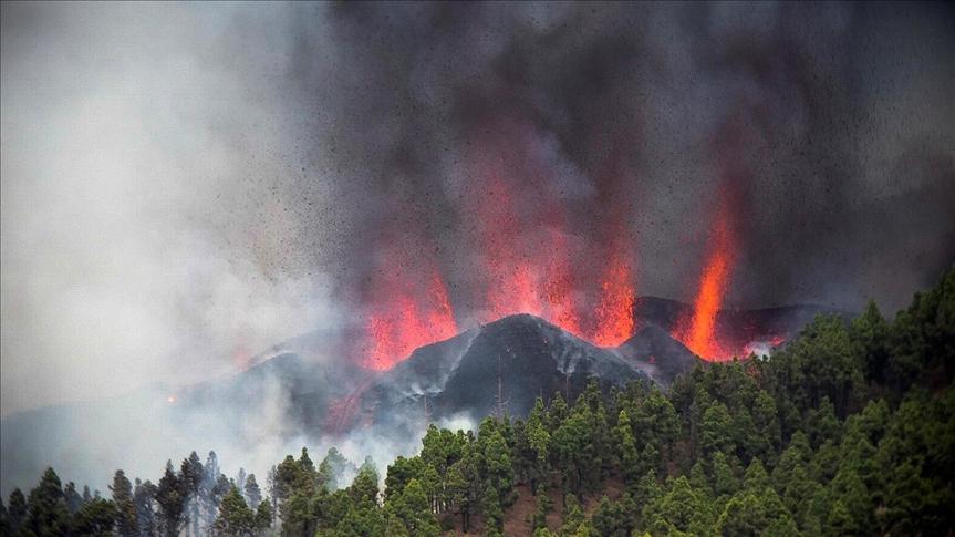 Mount Cumbre Vieja erupts spewing out a column of smoke, ash and lava as seen from Los Llanos de Aridane on the Canary island of La Palma on September 19, 2021. - Avaz