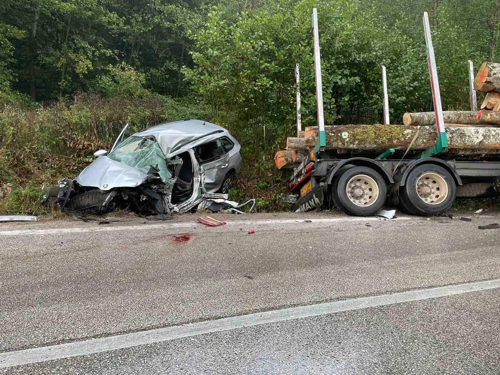 Stravično / Sudar šlepera i Škode: Poginuo vozač automobila