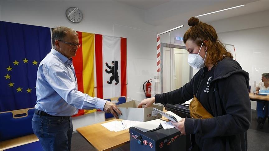 Early results published by the country's federal returning officer on Monday morning indicated that the Social Democratic Party (SPD) gained the largest share of the votes 25.7% compared to Angela Merkel’s Christian Democratic Union (CDU) and its sister party Christian Social Union (CSU) with 24.1% of the votes - Avaz