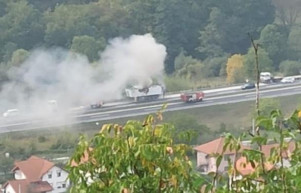 Gori kamion na autoputu kod Sarajeva