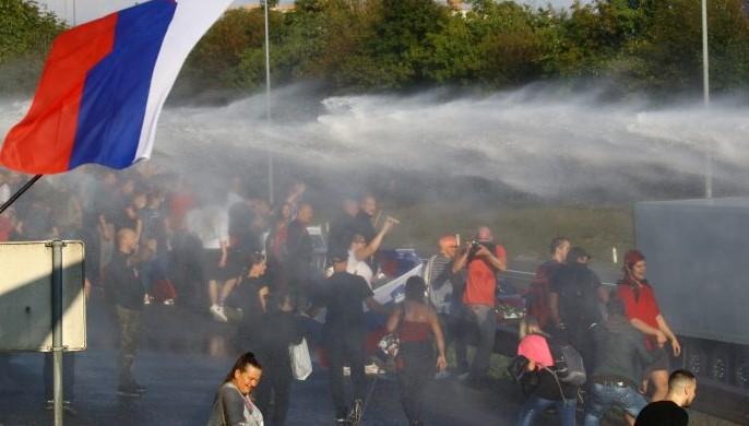 Protesti u Ljubljani zbog vakcinacije: Policija upotrijebila suzavac i vodene topove