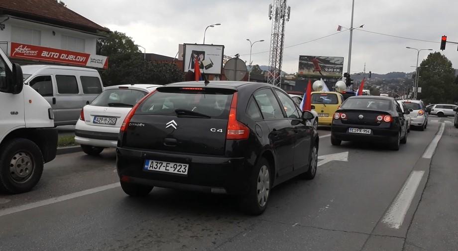 "Avaz" na licu mjesta: Sve spremno za proteste opozicije, "Sistem te laže" odjekuje ulicama Banje Luke