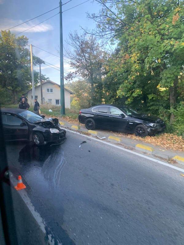 Sudarila se tri automobila na Kobiljoj Glavi, jedno vozilo potpuno uništeno, dok je jedna osoba povrijeđena