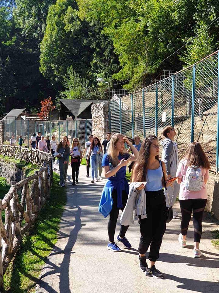 Srednjoškolci uživali u druženju s životinjama - Avaz