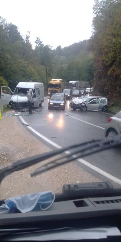 Teška saobraćajna nesreća u Kladnju: Povrijeđene tri osobe