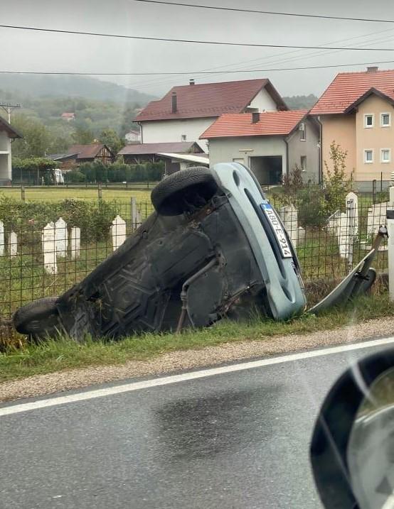 Nesreća u Kalesiji: Automobil završio u kanalu