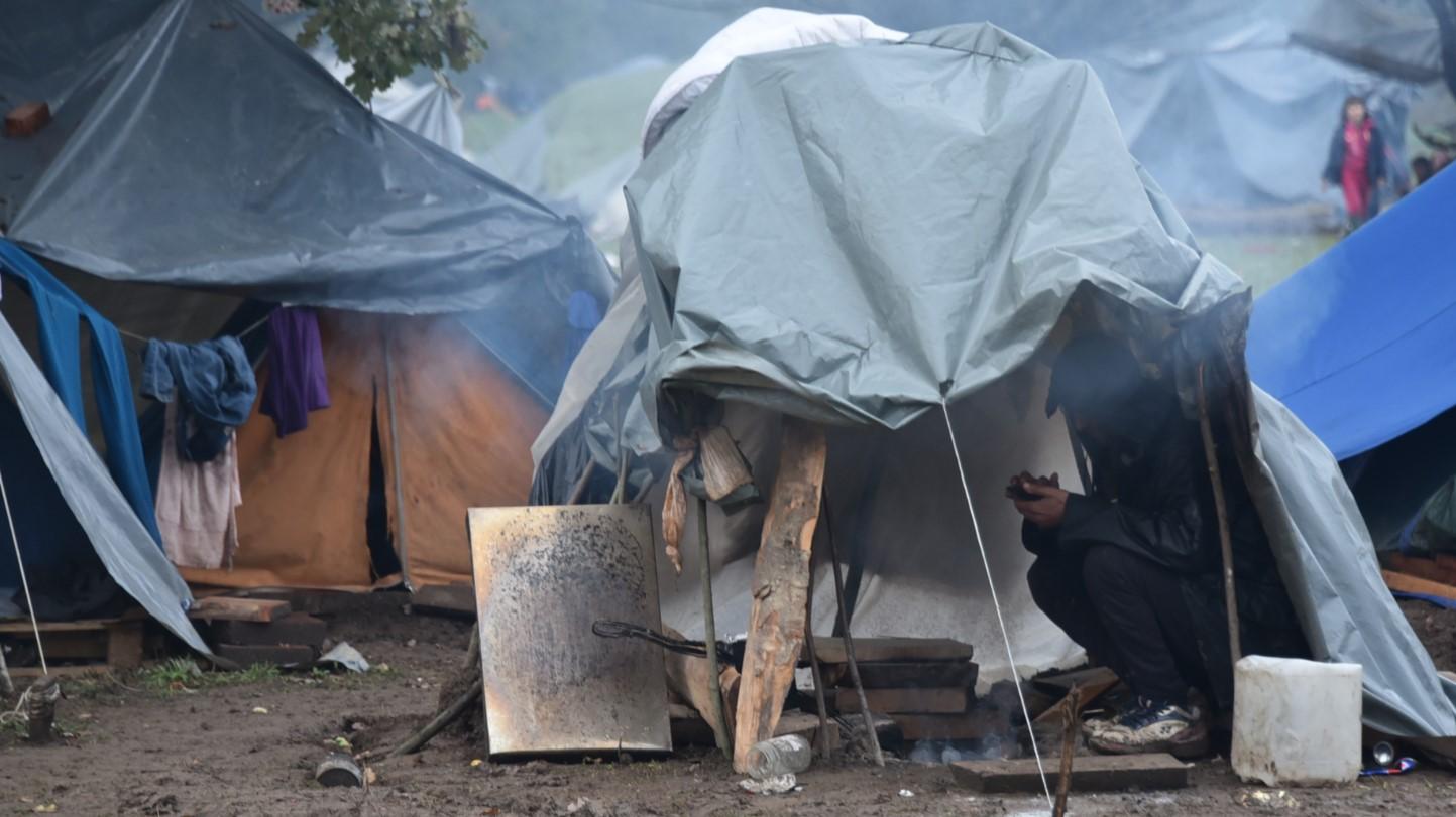 Improvizirani migrantski kamp u Velikoj Kladuši pun djece