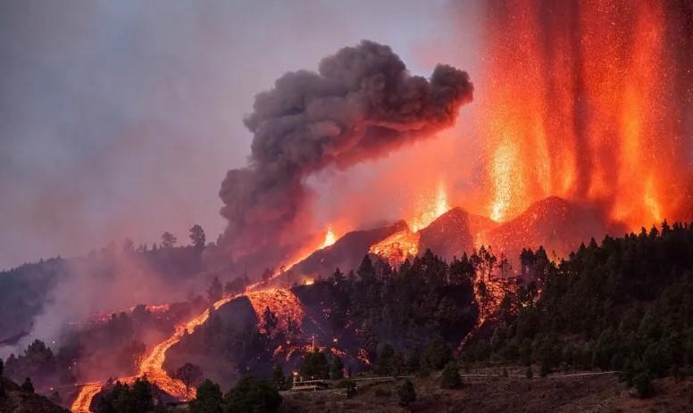 Lava na La Palmi uništila cementaru, od mještana se tražilo da odu u najizolovaniju prostoriju u svojoj kući