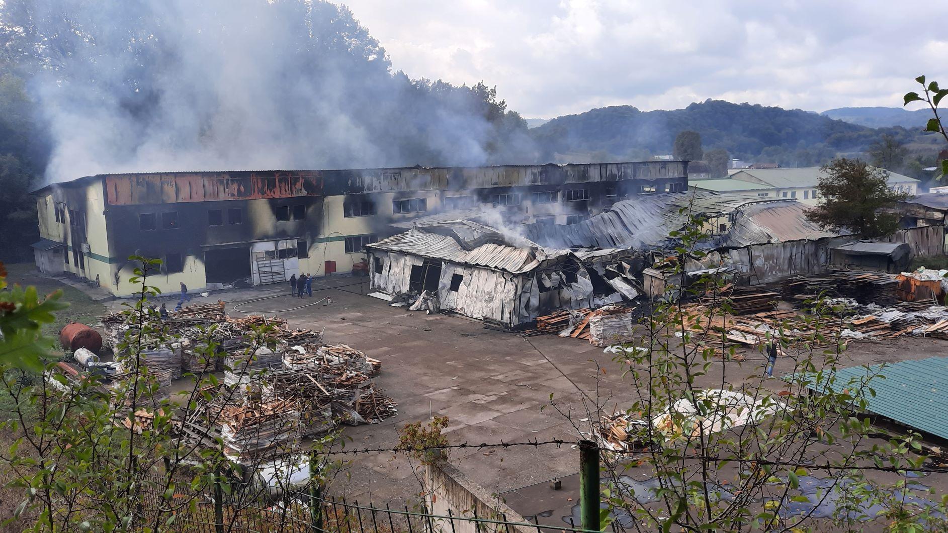 Užas u srebreničkom „Zaharexu“, u požaru izgorjele dvije hale - Avaz