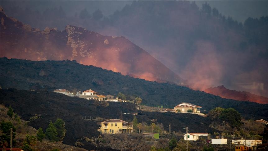 Lava coming from the Cumbre Vieja volcano burns fields around the building in Los Llanos in the Canary island of La Palma in El Paso, Spain on October 05, 2021. - Avaz