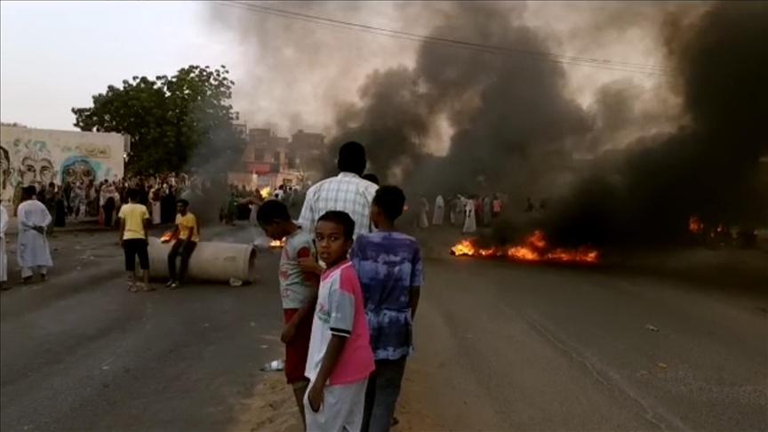 Sudanese people take the streets after the 'military coup' attempt in Khartoum, Sudan on October 25, 2021. Sudan's military arrested the country's prime minister and members of the civilian government, officials in the capital Khartoum announced early Monday - Avaz