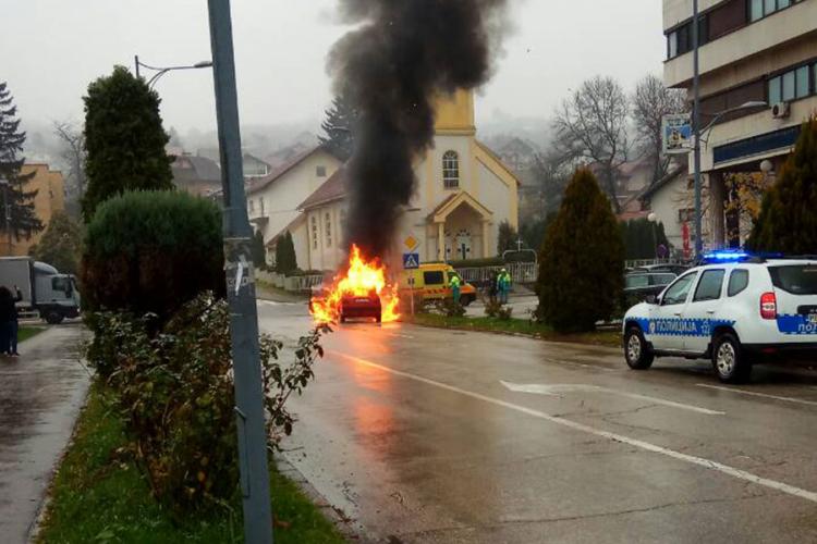 U Doboju namjerno zapaljen Passat