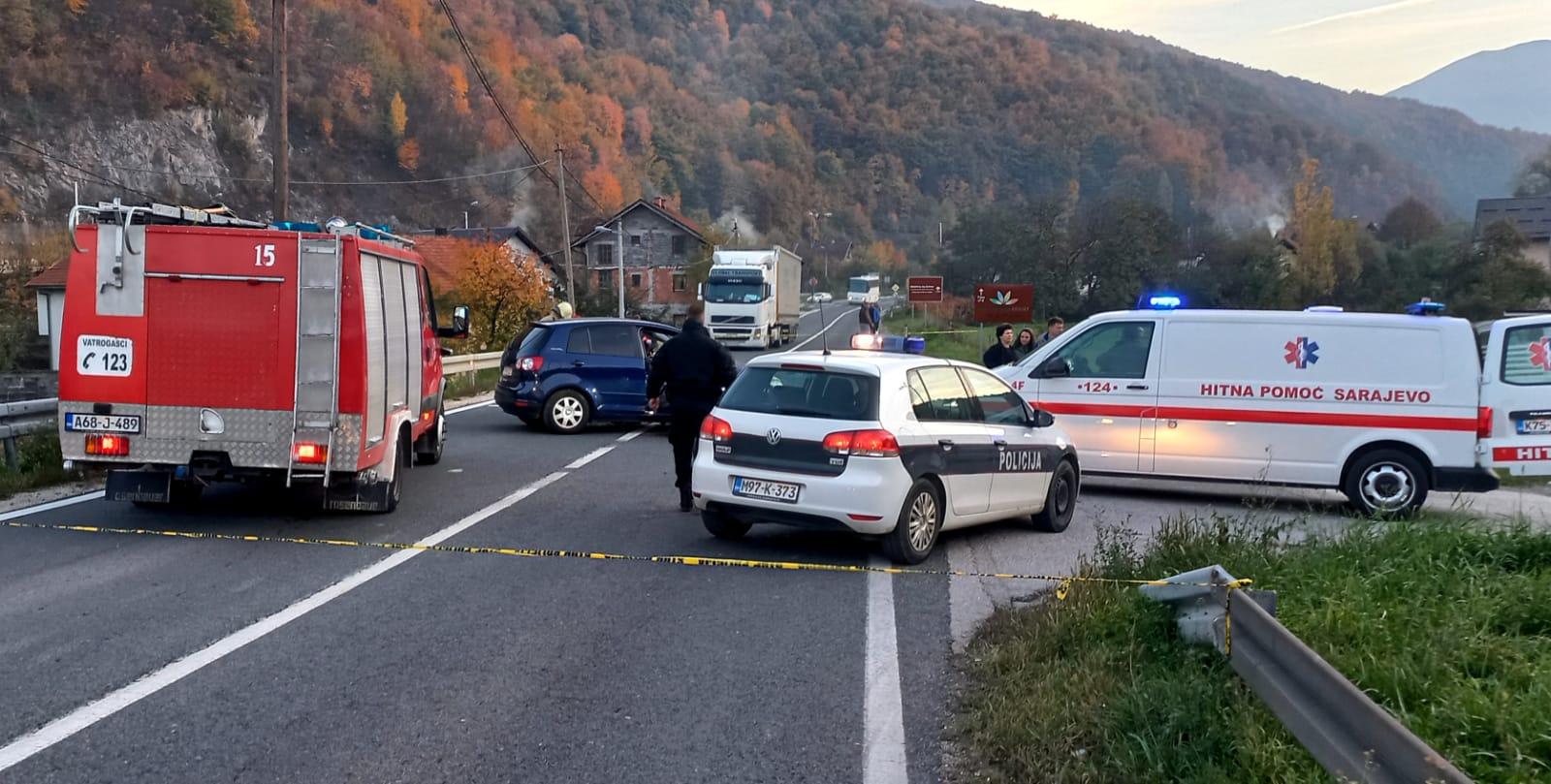 Teška nesreća u Hadžićima: Vatrogasci izvlače ženu iz automobila