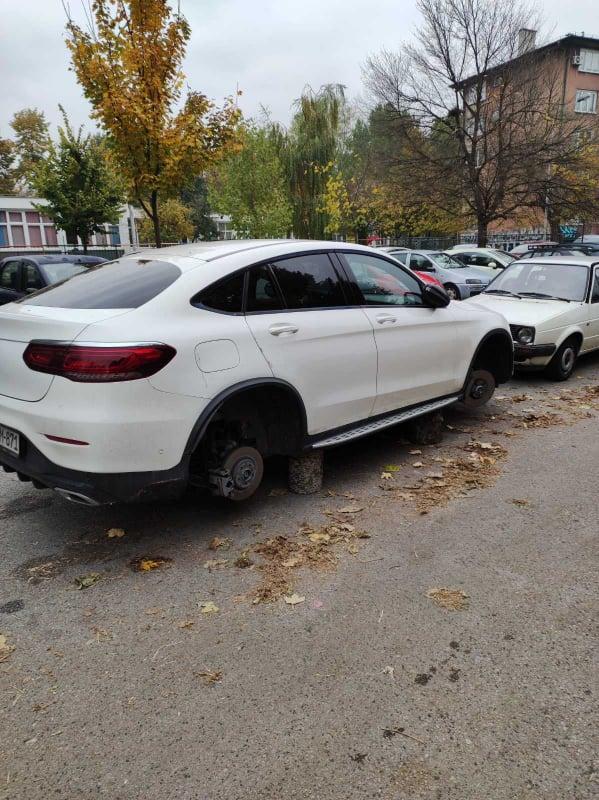 Na Grbavici skinuli točkove sa Mercedesa, vozilo ostavili na panjevima