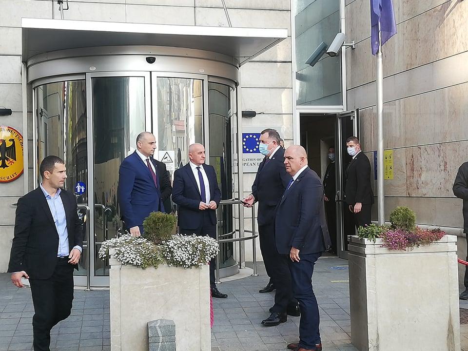 Dodik ispred zgrade Delegacije EU u Sarajevu - Avaz