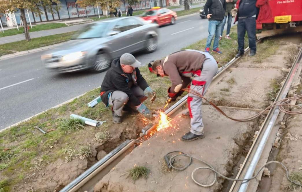 Apsurdistan / U čijim su rukama putnici: Ljudi koji nisu zaposleni u GRAS-u, sanirali puknutu šinu