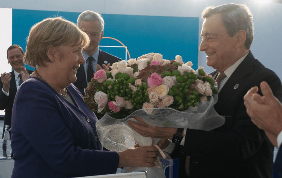 Italijanski premijer i domaćin skupa Mario Dragi darovao je Merkel buket ruža - Avaz