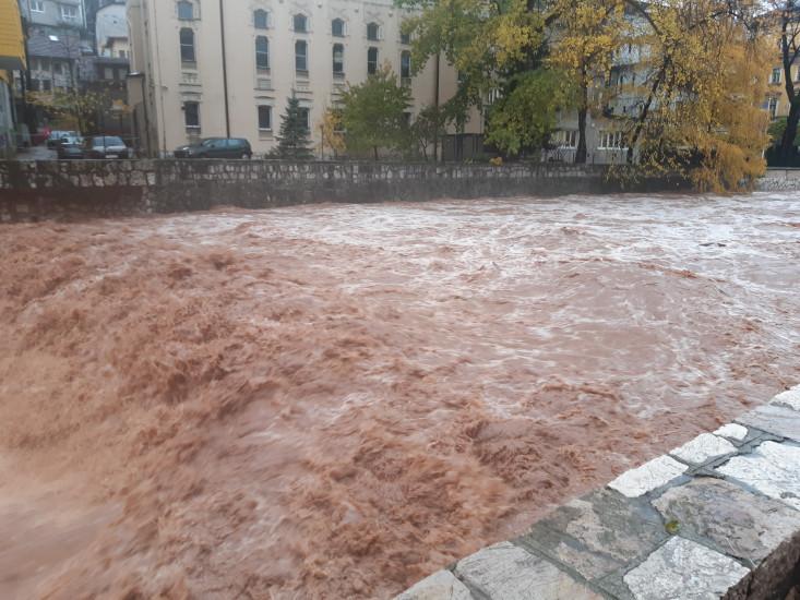 Vlada KS održala hitnu sjednicu, u stalnom kontaktu s nadležnima na terenu