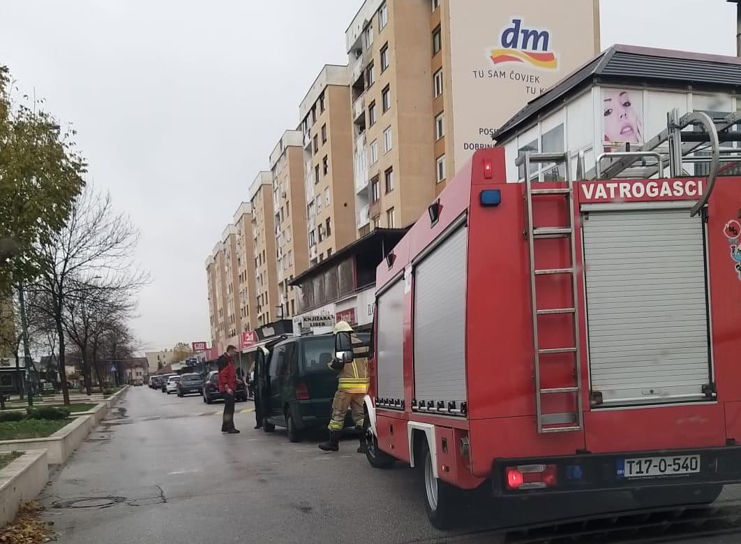 Na Dobrinji gorio kombi, intervenirali vatrogasci