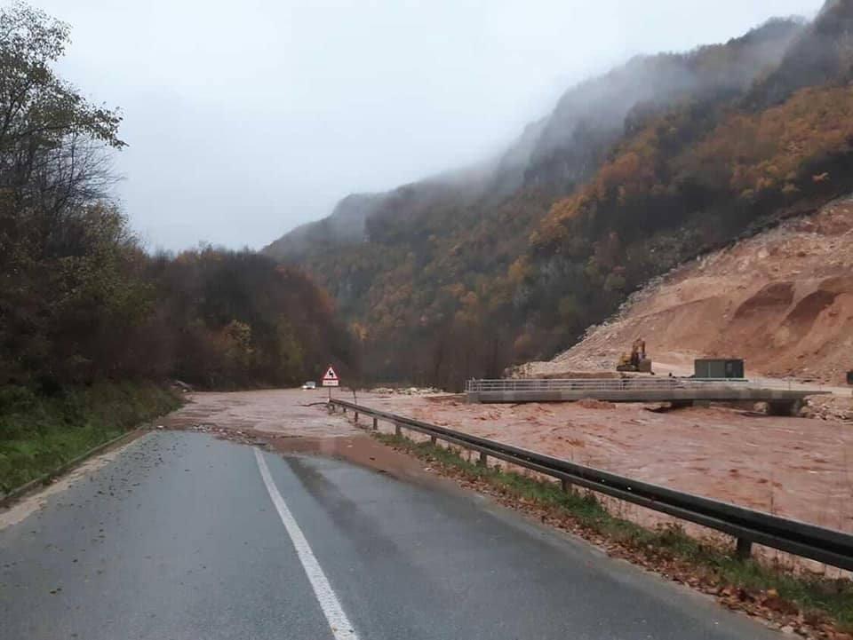 Korito rijeke suženo zbog gradnje cjevovoda za malu hidroelektranu u koritu rijeke - Avaz