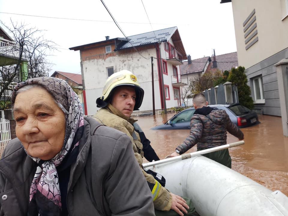 Vatrogasci čamcima izvlače starije i nemoćne u Otesu