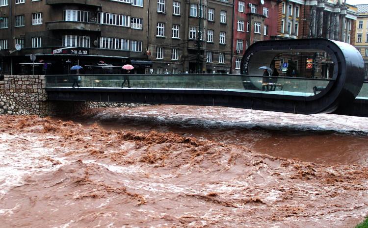 Miljacka je jučer nadošla skoro do ruba korita - Avaz